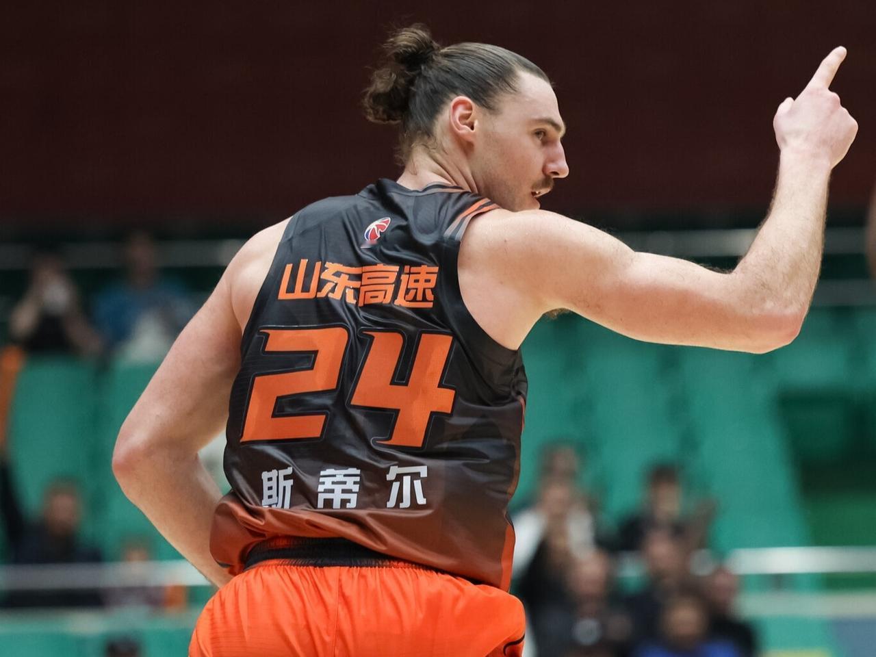 CBA最新消息：据山东广播电视台体育频道体育新闻主编夏晓司报道：“于德豪和克里斯