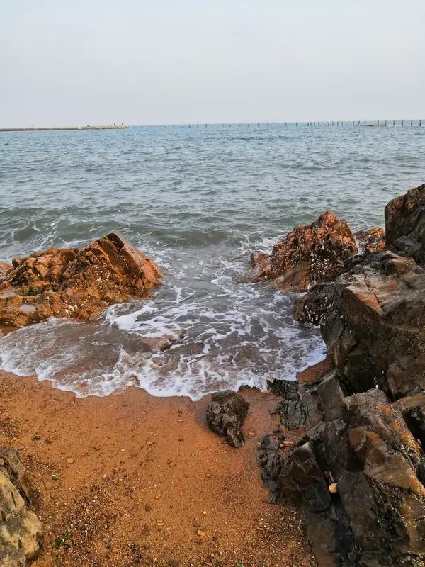 海边的风景简直绝了！上次去三亚的海边，那景色至今难忘。站在沙滩上，脚下是细腻柔