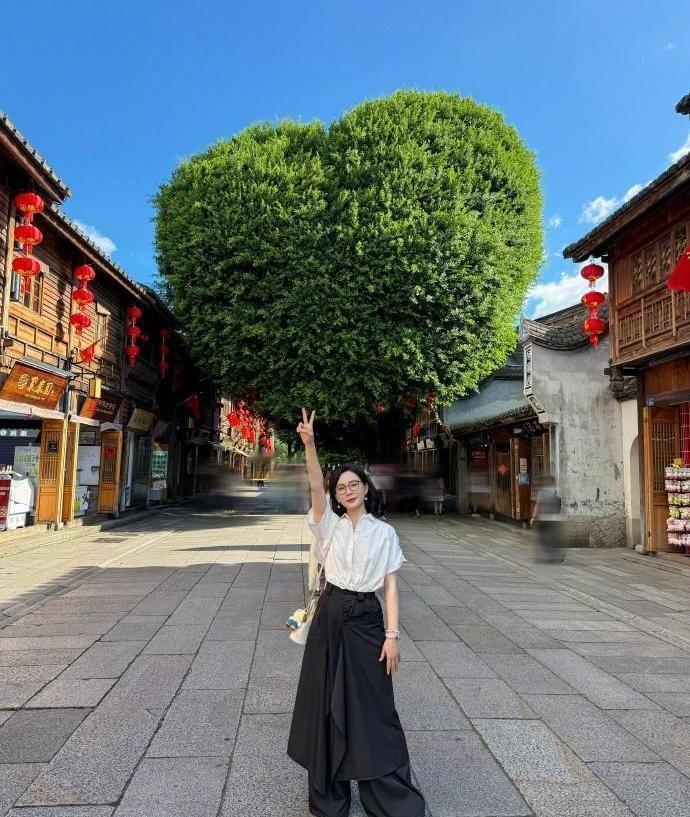 要说娱乐圈里谁能把“知性美”这三个字穿在身上，陈数绝对算一个。不是那种硬凹出来