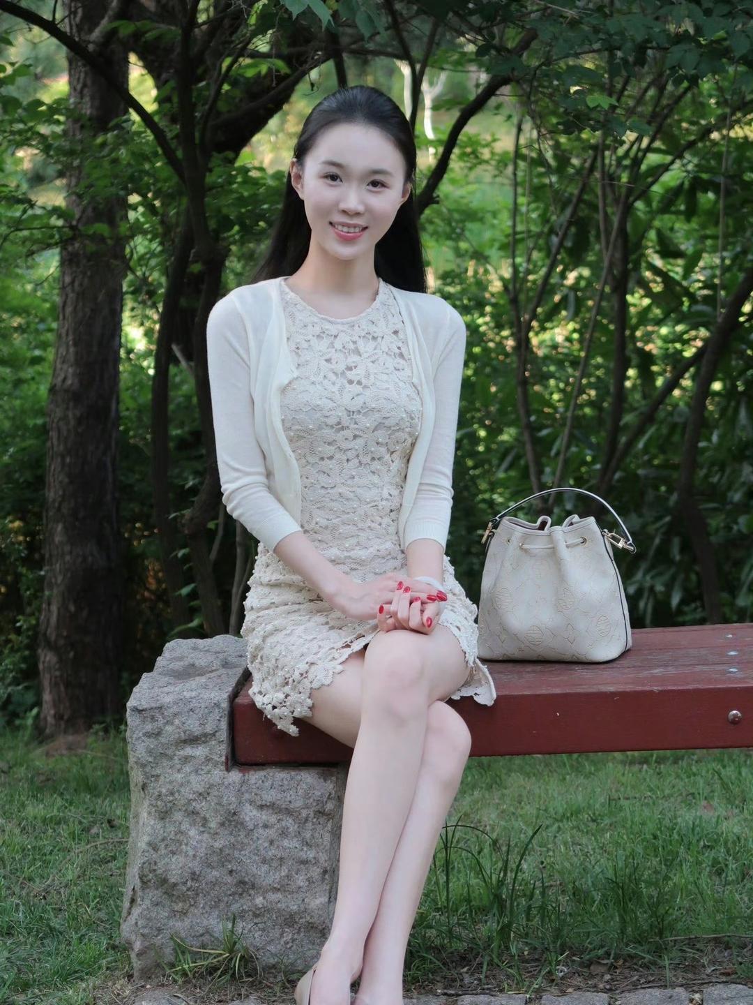 浅杏蕾丝裙配林间绿意，温柔气质才是最高级的穿搭氛围感。林间树荫筛落斑驳阳光