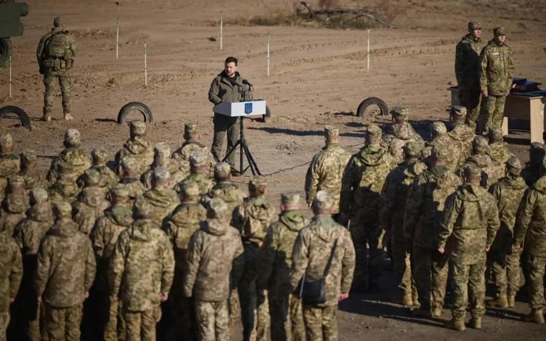 悲剧重演！乌军最优秀无人机操作员聚会，俄导弹在人群中爆炸，乌军死伤惨重！新华