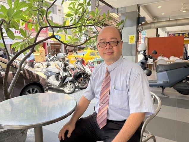 国民党籍台北市议员锺小平称为蓝白合才向台湾民众党前主席柯文哲道歉，引发白营不满。