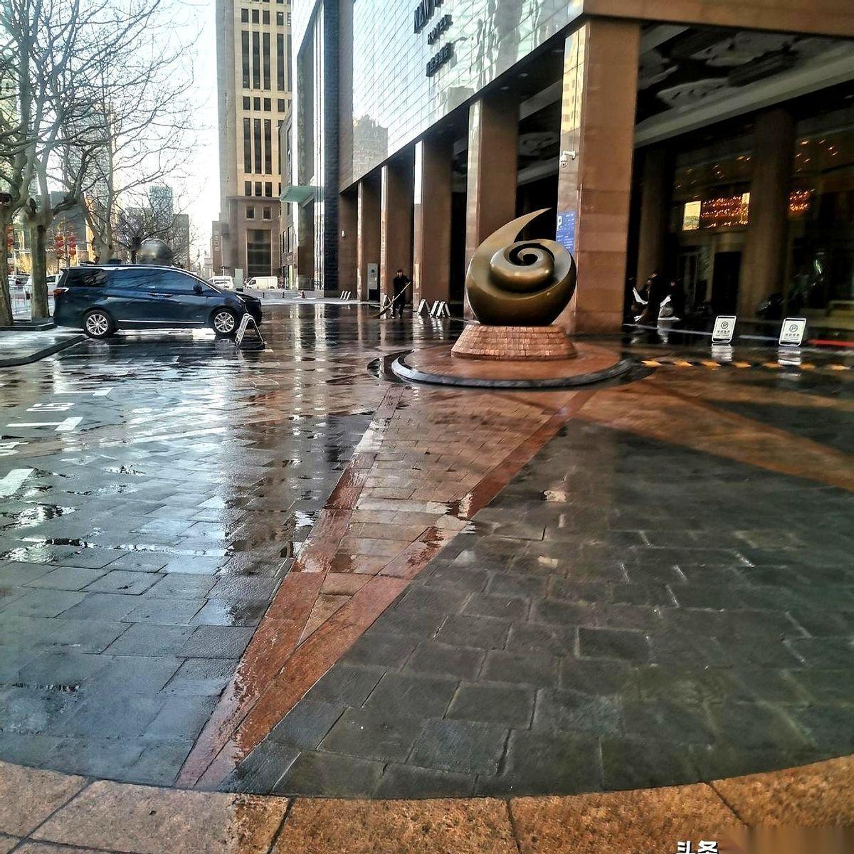 大连一个政协委员的提案，简直是把无数人憋在心里的话给喊了出来。镜头拉到人民路，