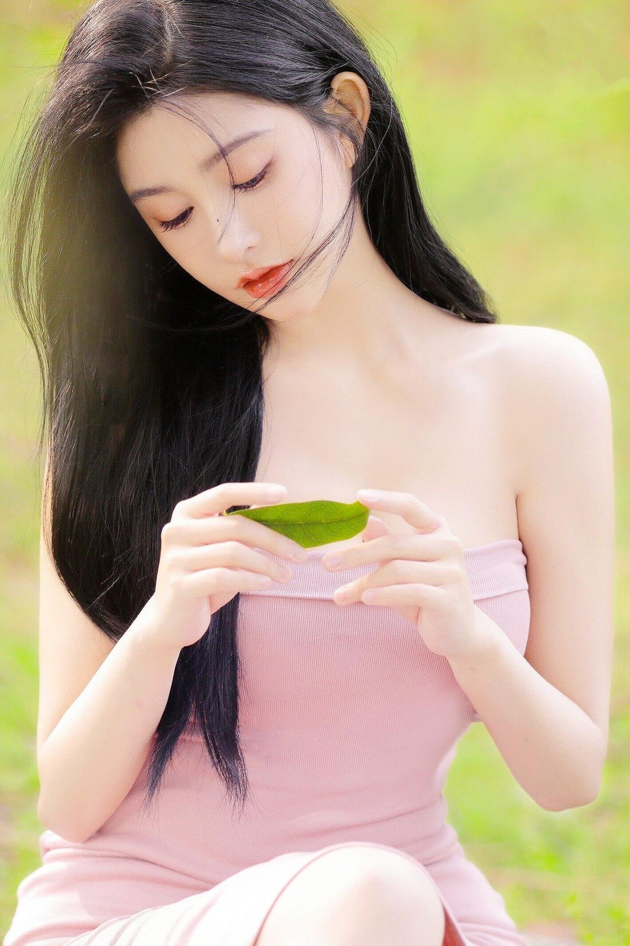 《粉裙凝翠》原创诗词原创看图片配诗软粉裁裙裹素腰，翠阴摇影拂丝绦。拈叶轻