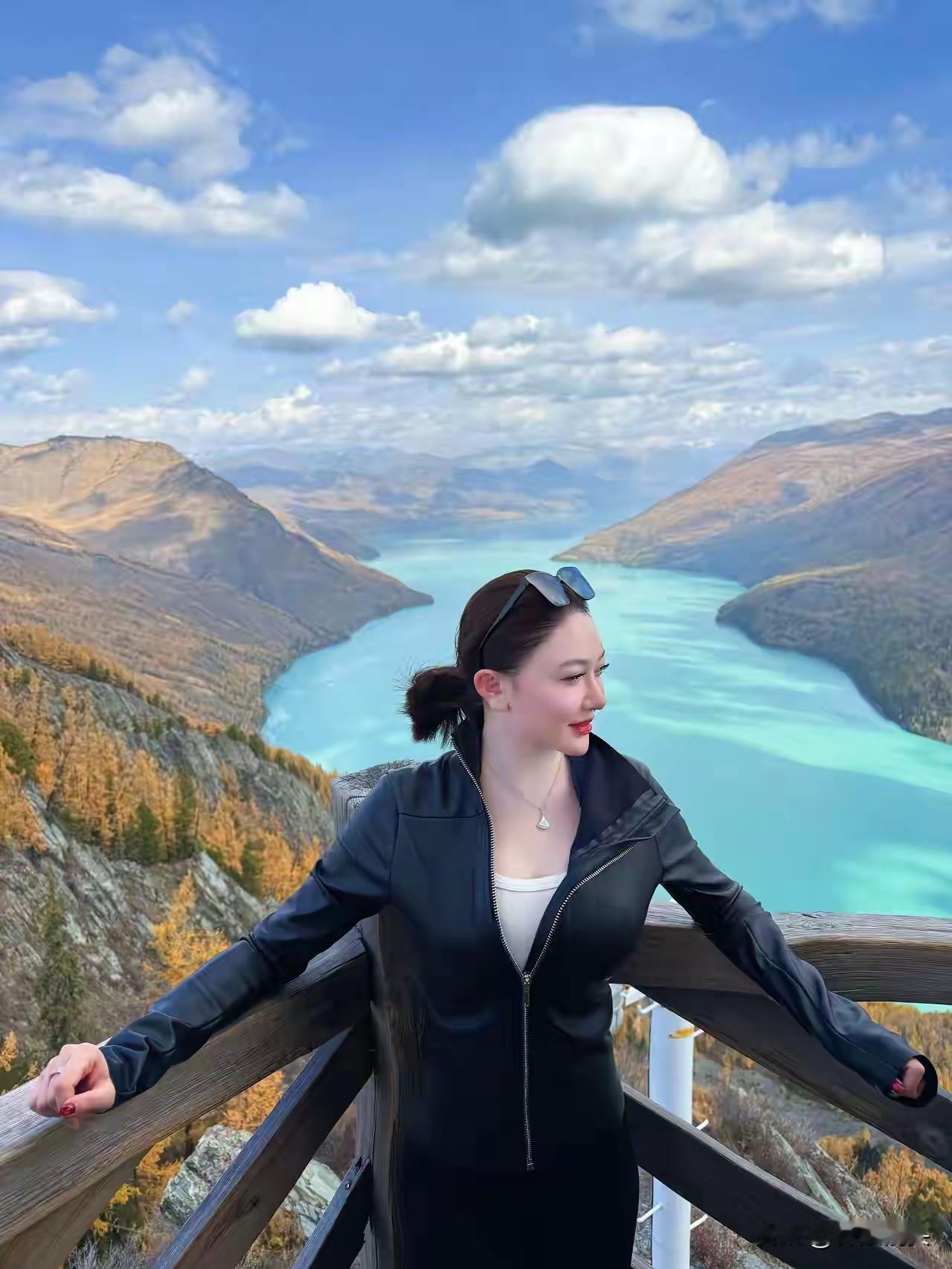 秋日山间，少女倚栏，风景如画，心旷神怡。