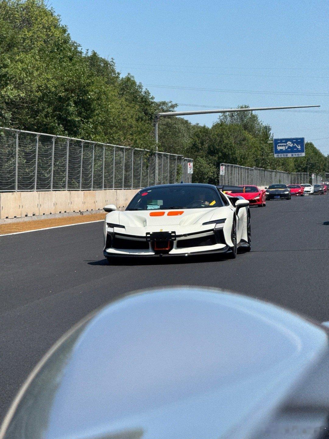 顶级！！见到了SF90XX能合法上路的赛道猛兽法拉利全民拍车​​​