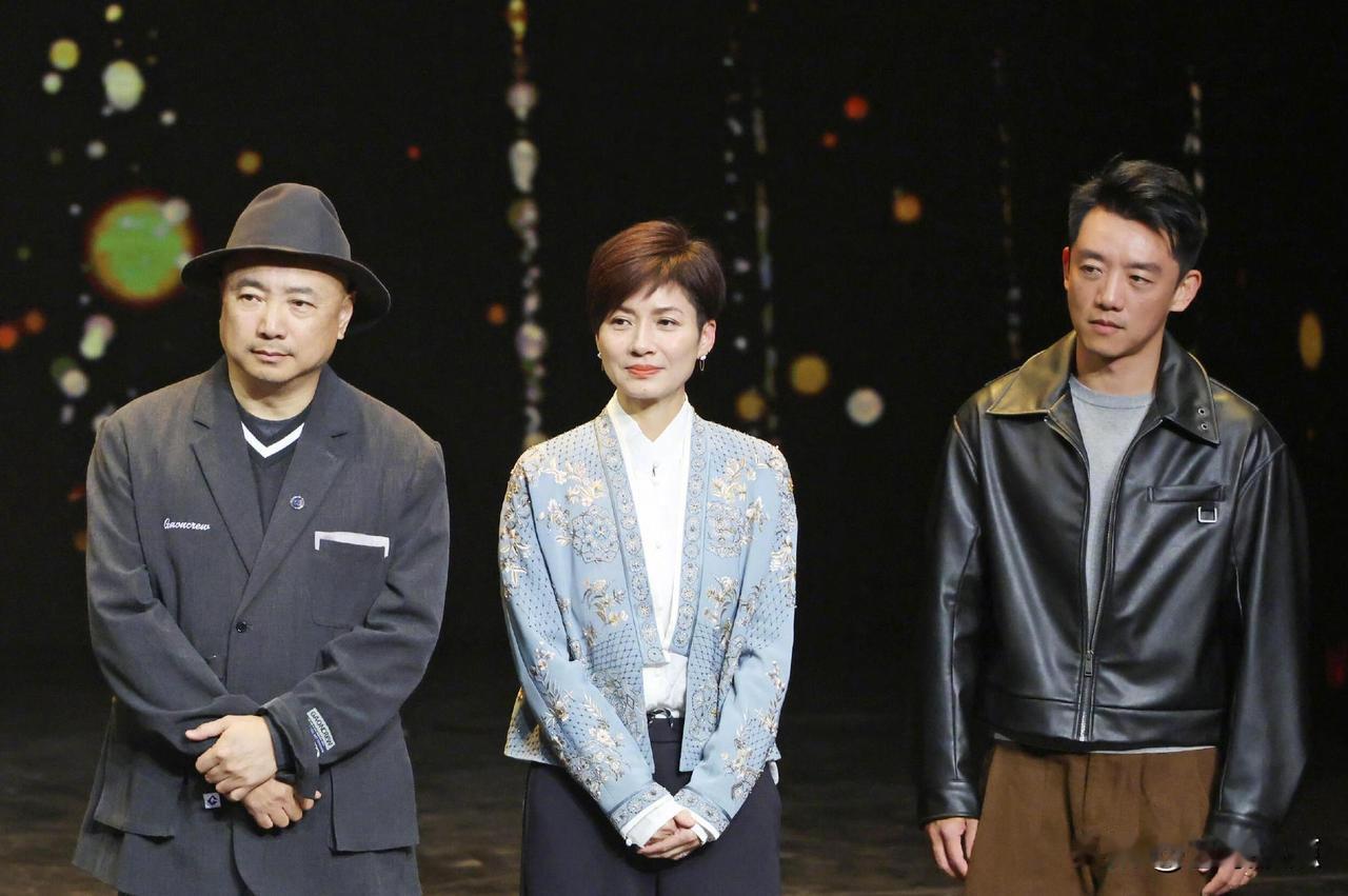 三位大明星同框。这是他们的电影剧照还是生活照？我猜这应该是电影剧照，三人的表情