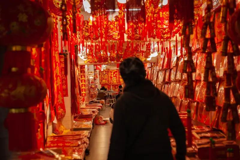 你认为年味越来越淡的原因是什么？我觉得年味渐淡是由多方面原因造成的。过去生活条件