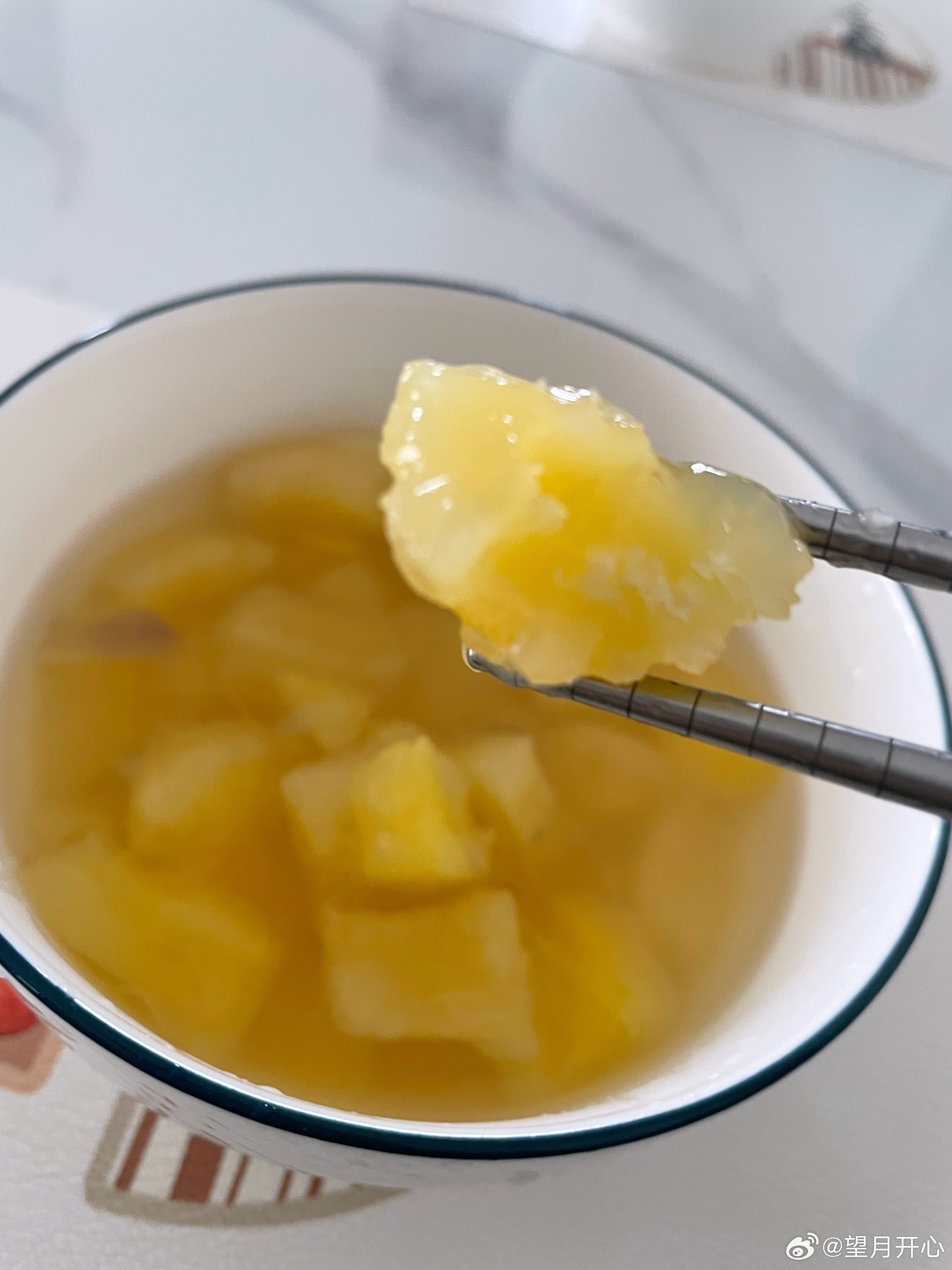 第一次做木薯糖水加了很少的糖要是冰糖足够，想想就美味这个味道真是软糯广西木薯感觉