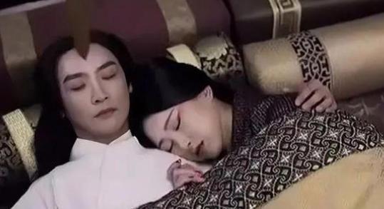 公元前238年，秦国，雍城。一个女人扇了秦始皇一个耳光。那个女人是他妈。