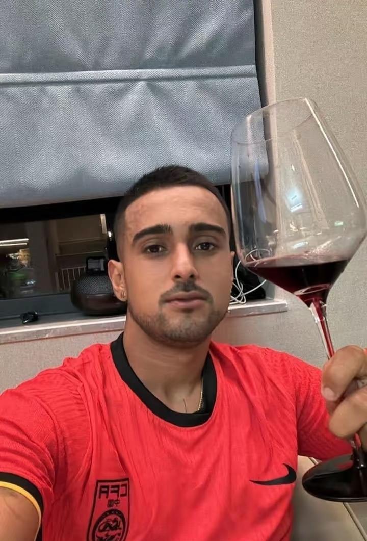 上海海港确认归化莱昂纳多，他对国足有大用吗？上海海港前锋莱昂纳多确认俱乐部已向