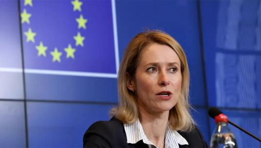 欧盟那帮人开会，有个女议员正唾沫横飞地渲染“中国威胁论”，调子都快起飞了。 