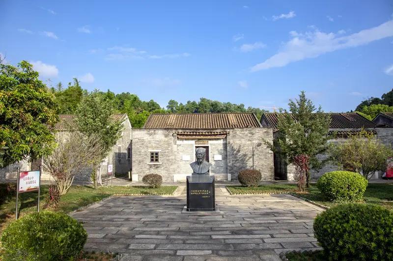 “有一件事情大部分老师都做过的，就是在学校的时候，经常会盯着校长的车，或者是校长