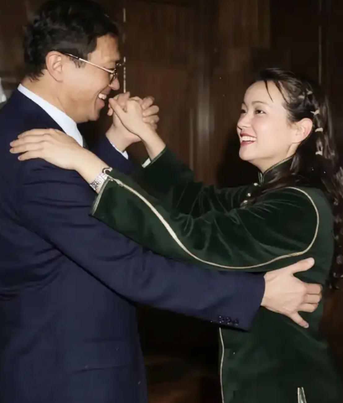 谢晋导演生前十分偏爱刘晓庆，刘晓庆也非常懂得感恩。自从谢晋导演去世以后，刘晓庆一