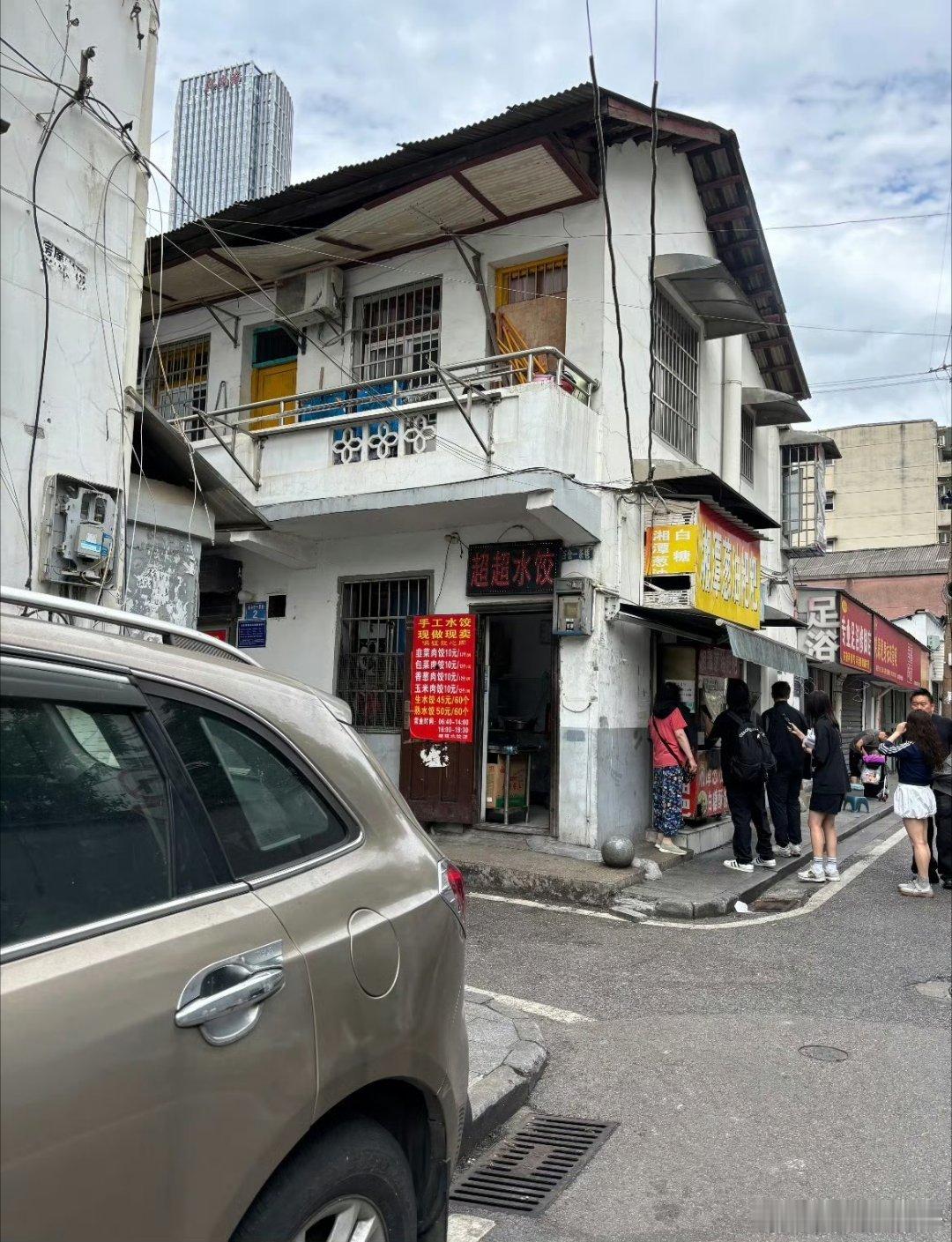 偶遇谢霆锋买葱油粑粑这个葱油粑粑长什么样子！这么偏僻的小街他居然能找过去买！