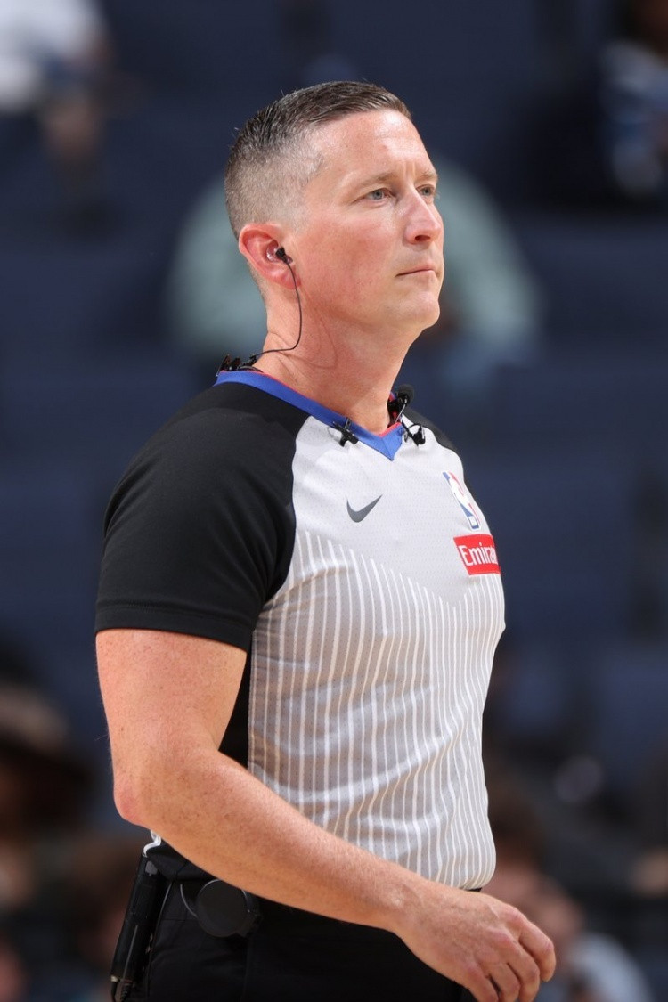彻底摊牌了？NBA官方宣布明天的比赛开始，裁判将直接使用佩戴的耳麦与回放中心沟通