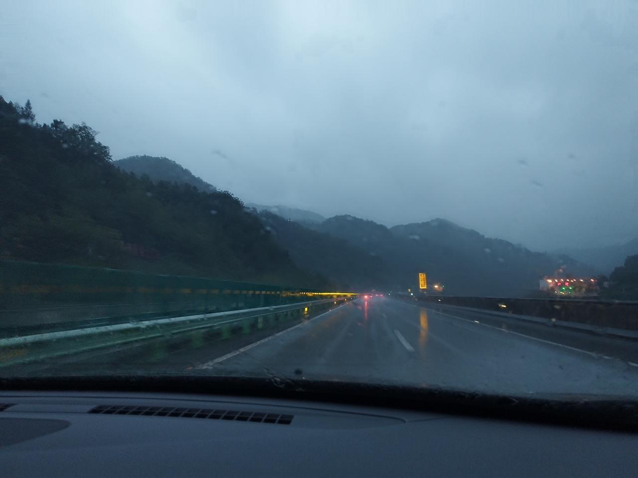 这个季节真不适合旅游，昨天从重庆回西安，走包茂高速快到陕西境内的时候前面突然堵了