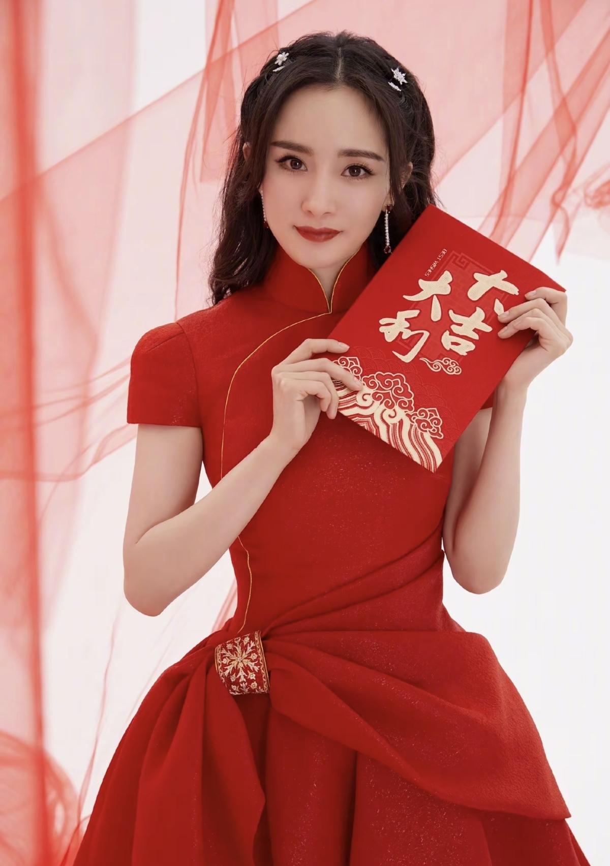 杨幂手里的“大吉大利”，是给粉丝最好的新年定心丸[比心]跟着杨幂学气场，爱己为大