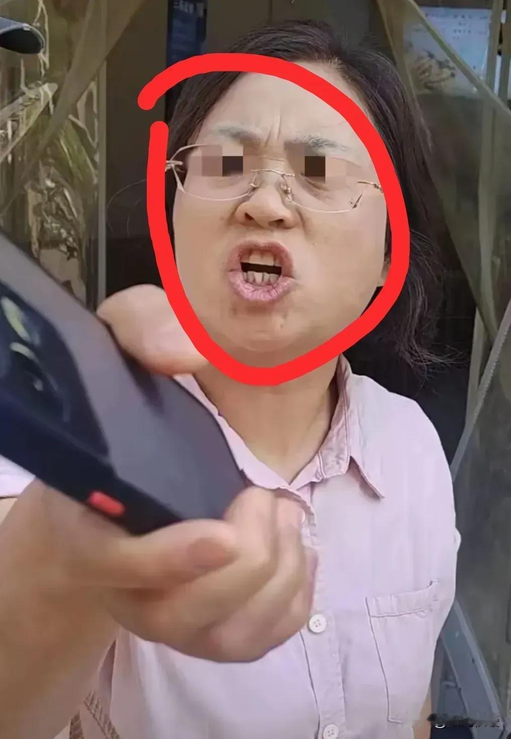 学历从来不是判断一个人素质高的标准，有些教养是骨子里带来的，再高的学历或颜值都高