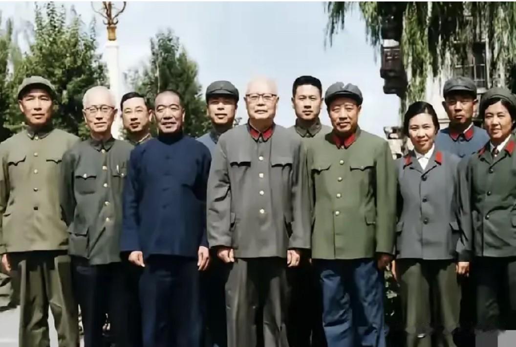 这是1977年，时任中央军委副主席叶剑英元帅与时任中央办公厅主任汪东兴等人，在视