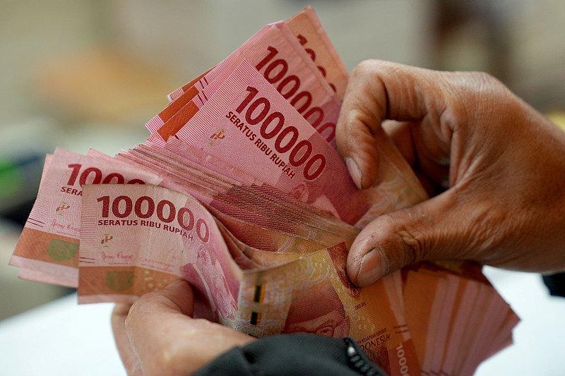 印尼经济彻底崩了！盾币变废纸、物价冲破天，股市跌成渣，军方强人总统治国无能，历史