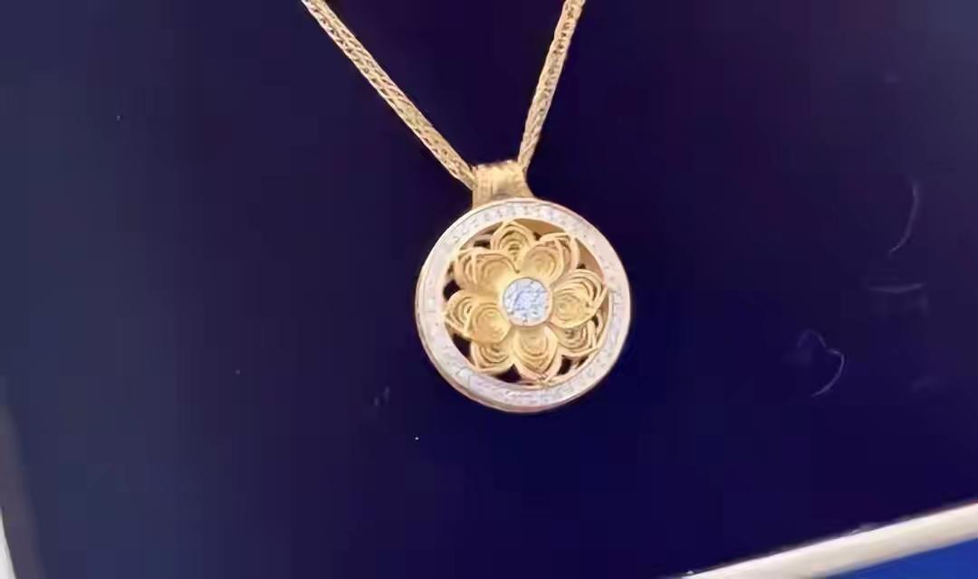 套路太深了！浙江嘉兴，女子看到金店有以旧换新活动，而且是一比一兑换，她觉得很划算