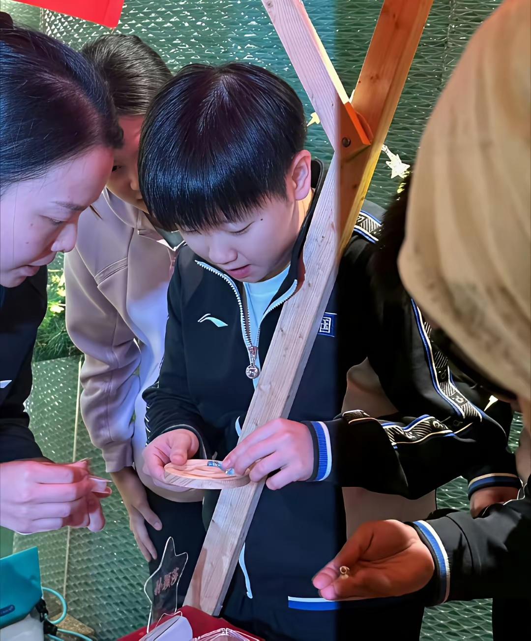 参加晚宴的莎莎清纯可爱的女孩儿味太萌了！参加今天晚宴的莎莎，一头短发，皮肤白晰