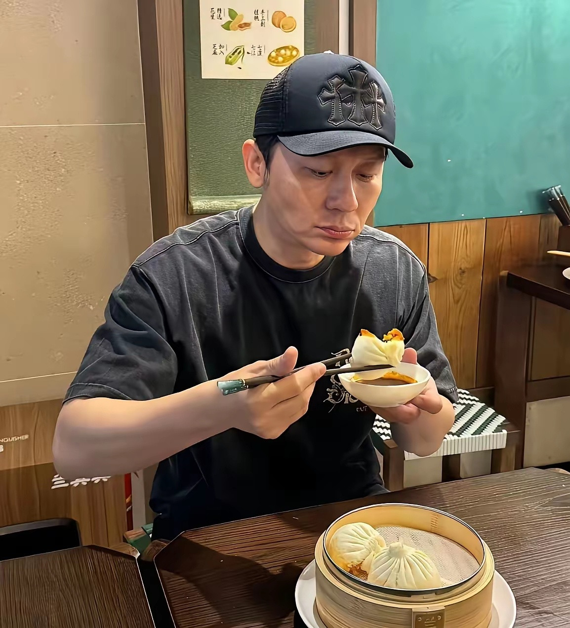 明星吃个包子都要一个单独包间。