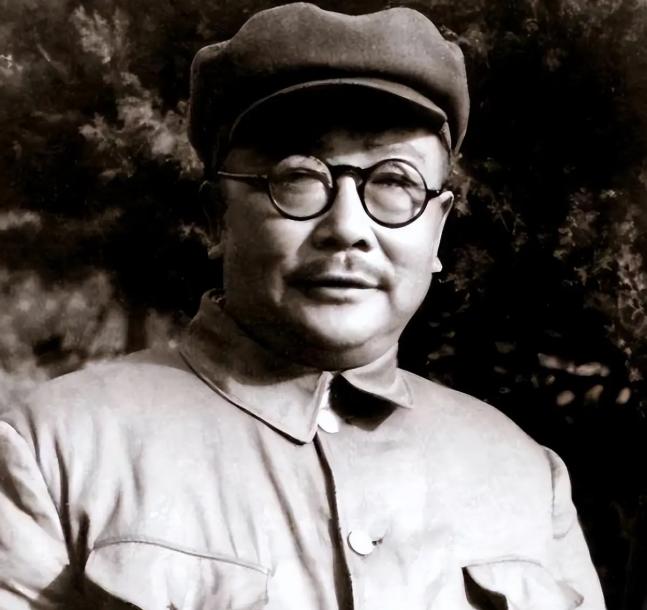 1950年，粟裕正在汇报工作，门突然被撞开。李克农冲进来，声音发颤：“粟裕同志，