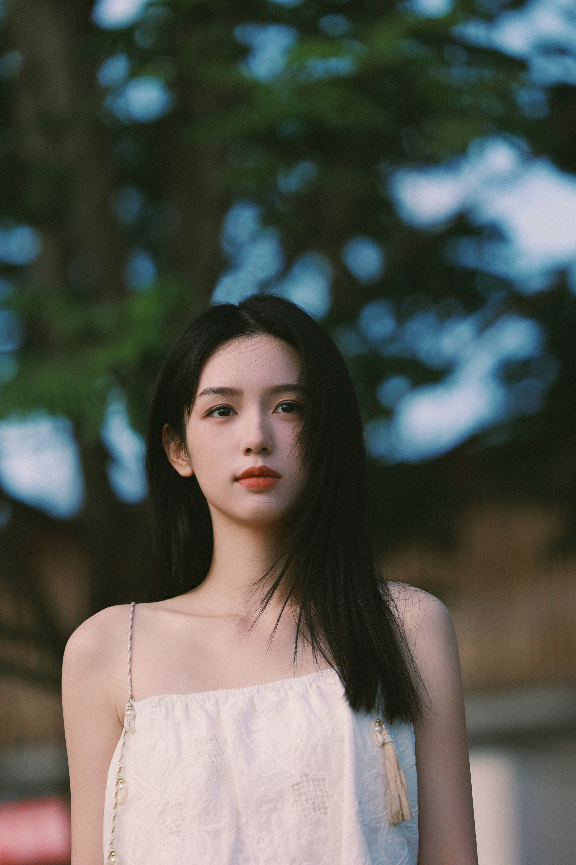 周也吊带小白裙文艺写真，自在无拘，晒日光听风起。周也