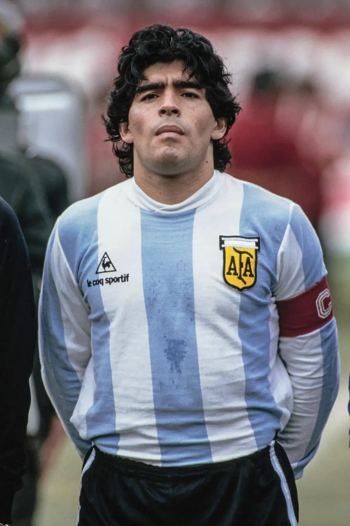 足坛历史五大前腰排名！大家认同吗？1.马拉多纳世界杯冠军1次、意甲冠军2