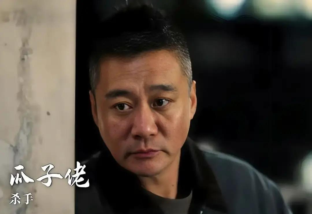 瓜子佬出场，就是杀神。苏洪宝差点当场报销，老刑警麦洪超也挨刀，一死一重伤，