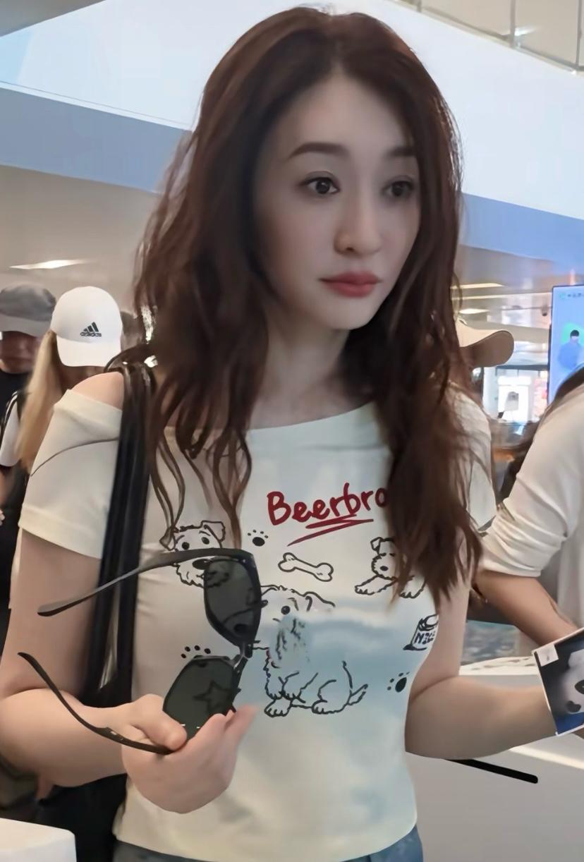 我能接受李小冉老了，也能接受李小冉身材发福，但我实在理解不了，她都50岁了，