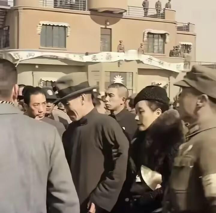 1936年12月12日，张学良、杨虎城在西安实行兵谏，派兵突袭华清池，并扣押蒋介