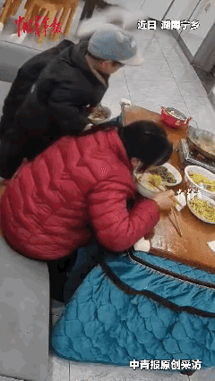 这顿打必须要有！湖南宁乡，一家人正在客厅吃饭，卡磁炉上一直在热汤，3岁男孩觉得大