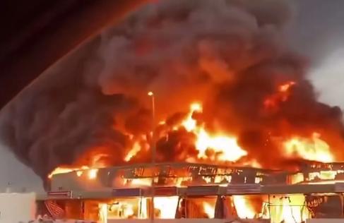 迪拜还不收手，这是无人机撞上迪拜国际机场的油罐场景。想想，这一次海湾国家基本