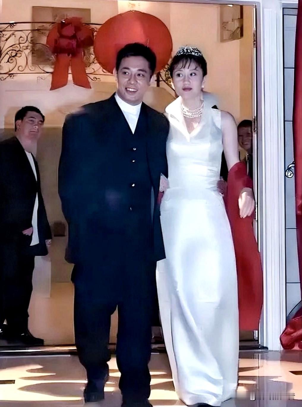 大家想看，当年的利智和李连杰结婚时，利智是多么的漂亮吗？这张照片是摄于一九九九年美国的洛杉矶，彼时的