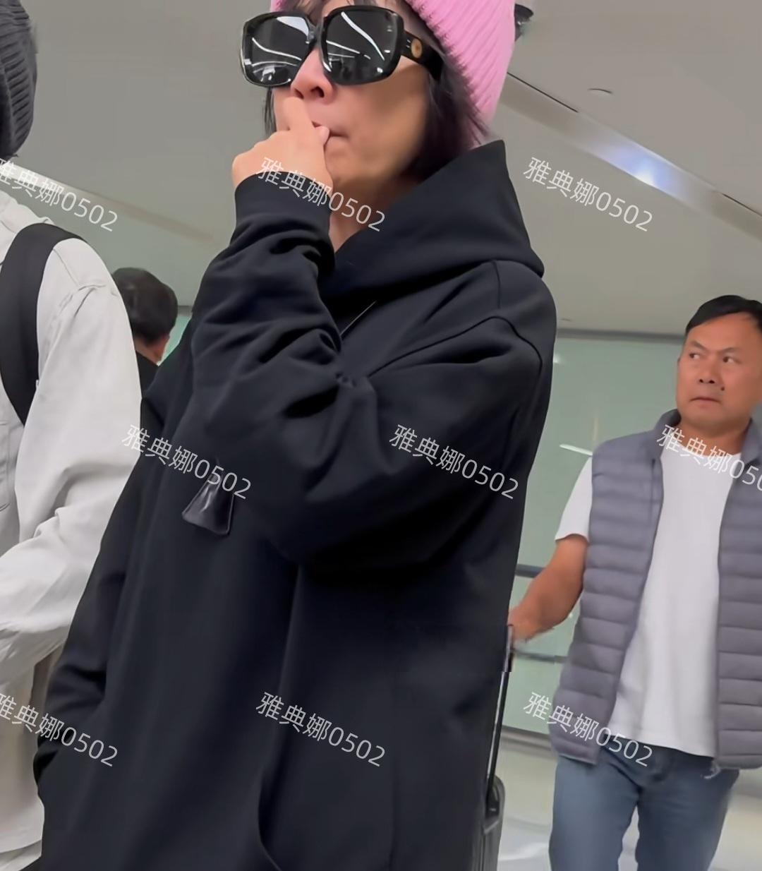 刘嘉玲本人并没有网上夸的那么年轻漂亮有气质，在机场遇到她跟助理推着行李出来，素颜