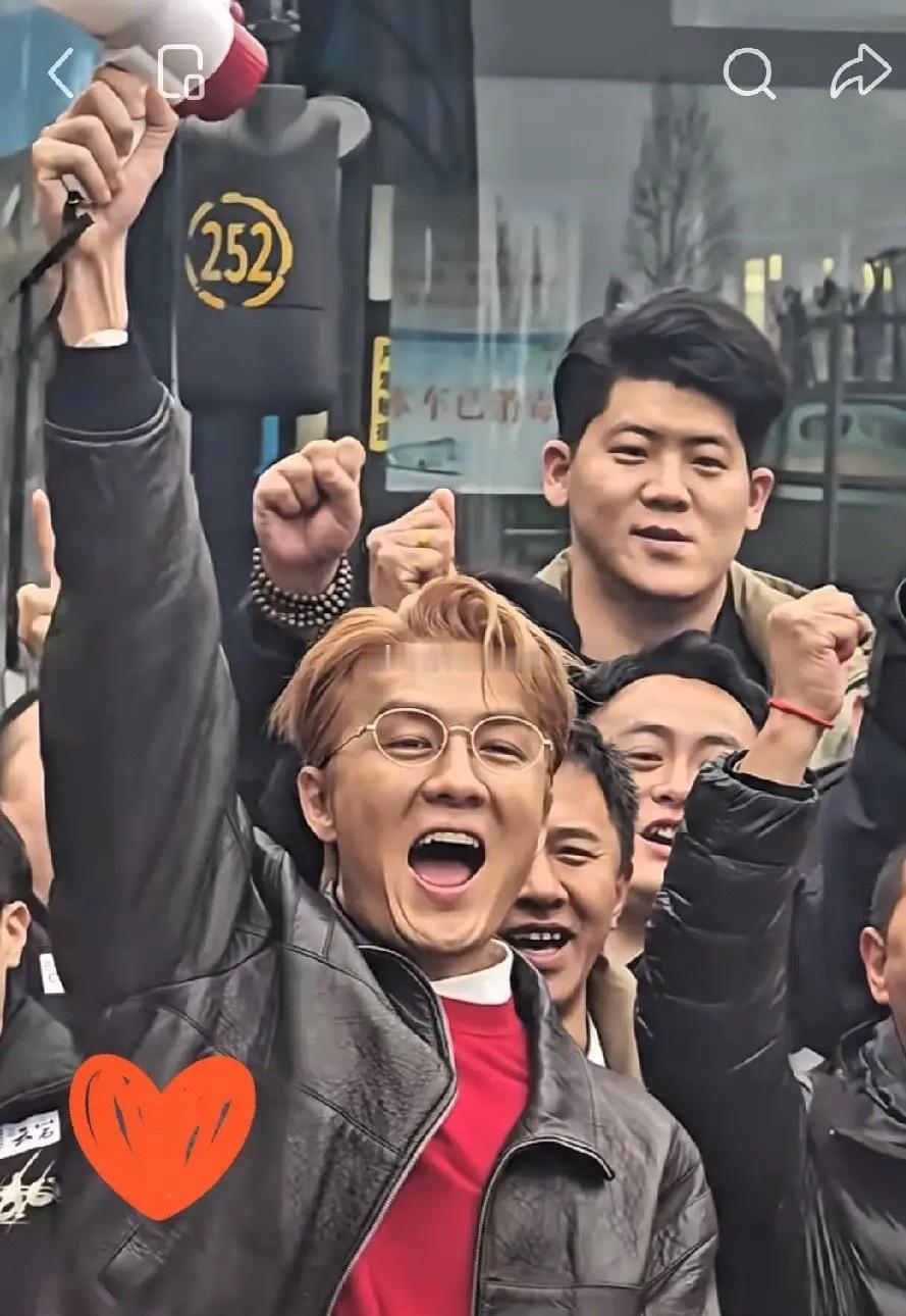 今天刷到个内蒙的新闻，挺破防的。呼和浩特一家饺子馆，老板洪波自己视力残疾，店里养