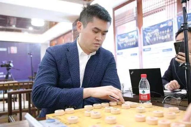 象棋媒体人马泽平昨天在直播间疯狂吹捧才溢大师为追求公平正义做出了重要的贡献，原本