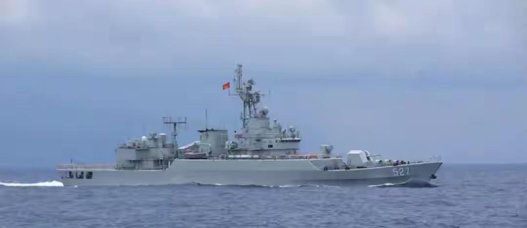 中国海军053H3型护卫舰527号“洛阳”舰和528号“绵阳”舰都跑过亚丁湾，这