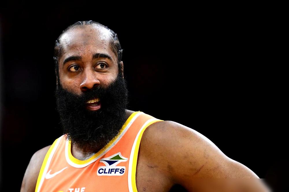 詹姆斯·哈登拿28分？那不是宝刀未老，那是骑士在“祭祀”。你没看错。36岁高