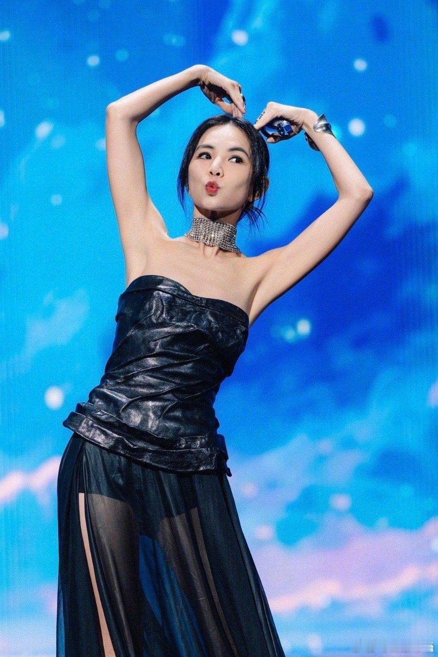 Ella的“五彩斑斓的黑”穿搭也太绝了吧！四套黑色礼服，每套都有独特亮点。后