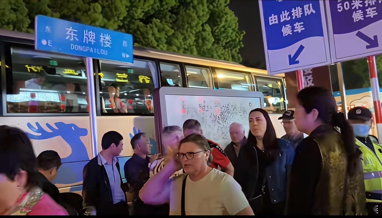 近日，一位女网友发视频吐槽：她们跟团去南京夫子庙游玩，为了缓解附近交通拥堵，所有
