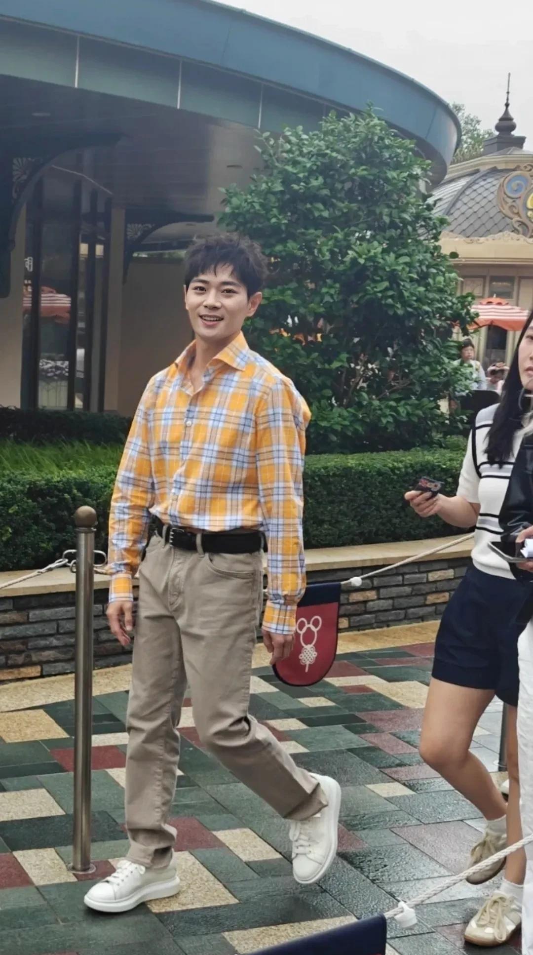 遇见“沉香”了哈！上海迪士尼遇见了曹骏，剑眉星目，皮肤白皙，身材比例也很好。本