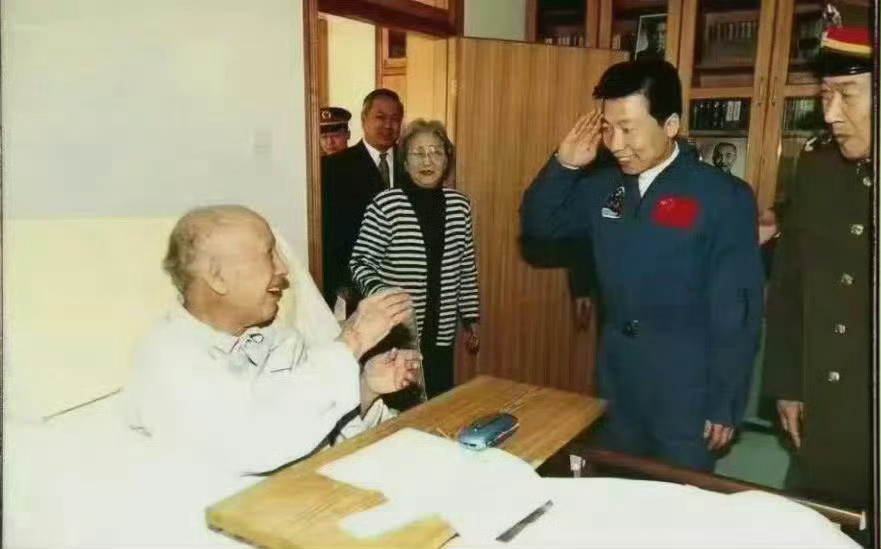 神21出征当天是钱老逝世纪念日从杨利伟开始中国航天员们凯旋后,都会向钱学森报告。