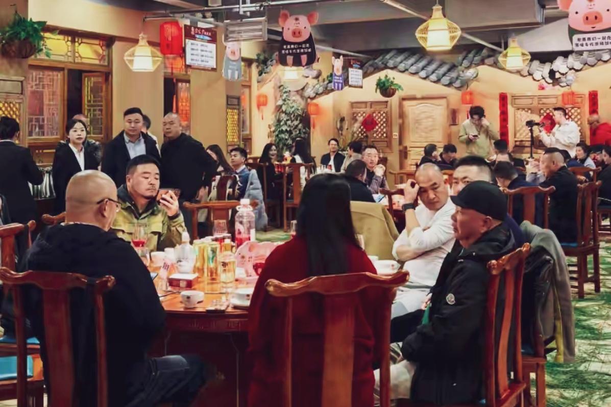 🔥昆明年夜饭一房难求！包房全订满，酒店外送套餐火出圈外婆味道、福照楼等老店包