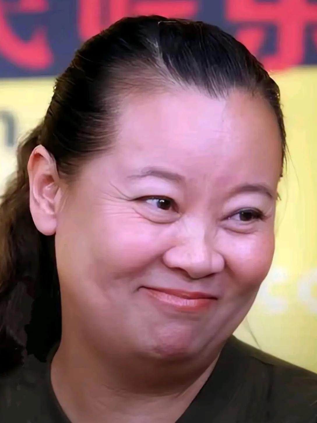 年轻时的方青卓黛眉樱口，凤眸琼鼻，柔发齐肩，玉颜如春，霞姿月韵哈；老去后发稀额鼓