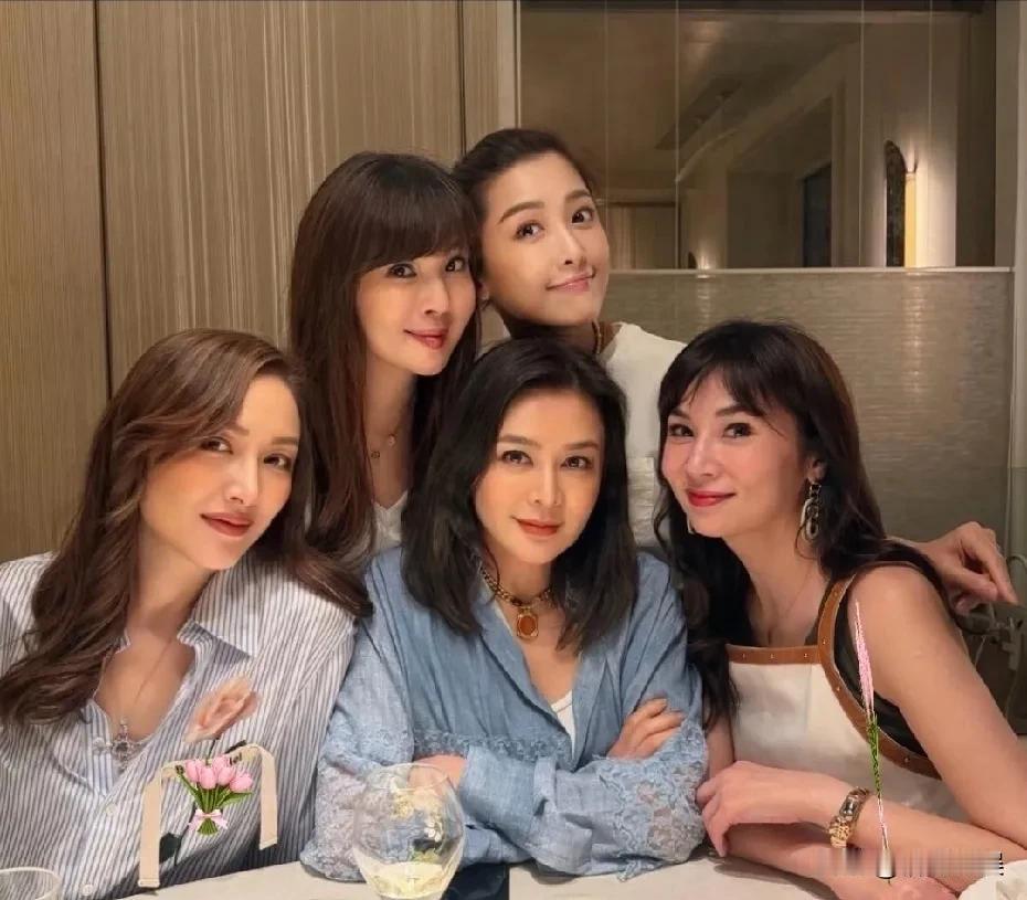 任达华老婆琦琦和关之琳等人聚餐，关之琳的颜值果然抗造，还是好美！63岁的关之琳