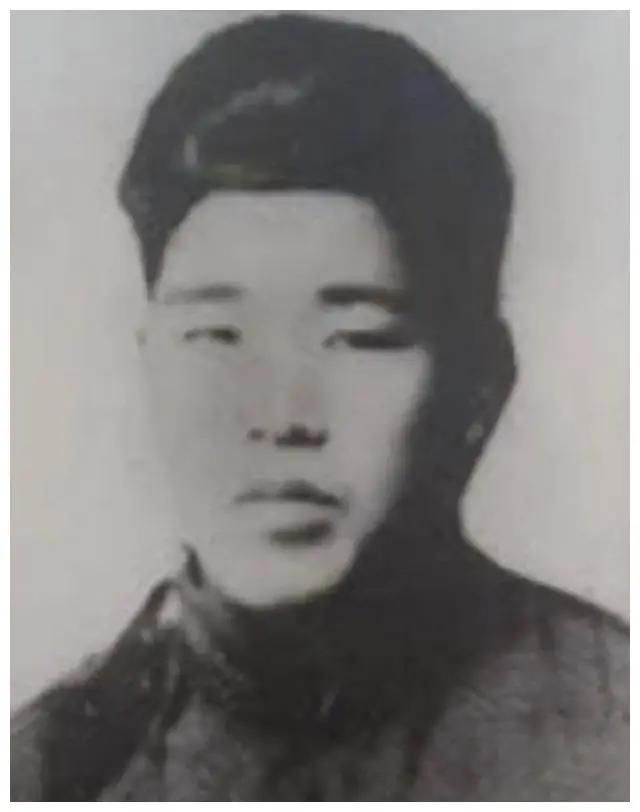 1937年，一深夜，一名日军翻进老农家，偷偷将一摞钱塞进窗户，低声道：“千万别声